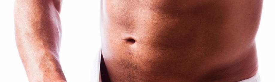 Mężczyzna powiększa swojego penisa za pomocą pompy próżniowej